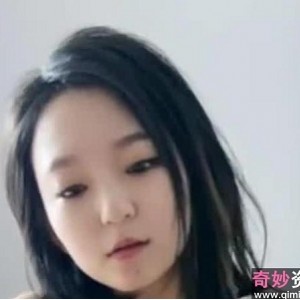 与极品纹身女在沙发亲密互动